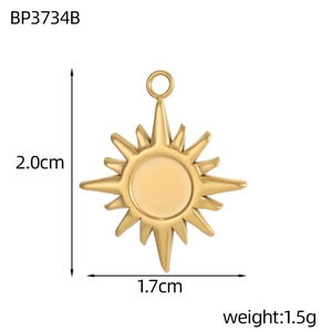 Detailansicht des Sonnenanhängers aus goldenem Edelstahl mit 2,0 cm Größenangaben
