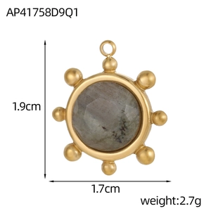 Gouden zonnehanger met grijze natuursteen, afmetingen 1,9 cm hoogte en 1,7 cm breedte