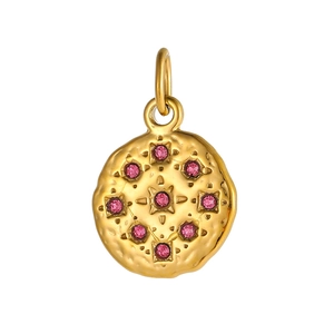 Dettaglio di un ciondolo rotondo dorato martellato con pietre di zirconia rosa a croce