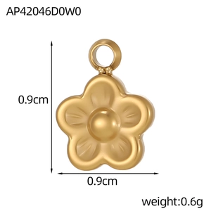 Macro-detail van een 0,9 cm gouden vijfbladige bloembedel met reliëftextuur