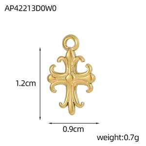 Detail van de 1,2 cm bij 0,9 cm gouden kruis hanger met precieze afmeting markeringen