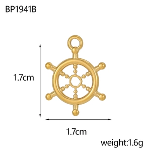 Gedetailleerde close-up van een gouden scheepswiel hanger van 1,7 cm voor DIY-sieraden