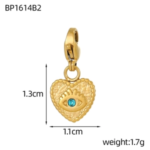 Dettaglio del ciondolo a cuore malocchio con dimensioni di 1,3 cm per 1,1 cm