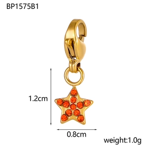 Vue détaillée d'un pendentif étoile dorée avec fermoir mousqueton et zircons orange