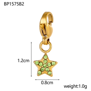 Vue détaillée d'un pendentif étoile doré avec zircons verts et un fermoir mousqueton