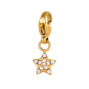 Détail macro d'un pendentif étoile dorée avec cristaux blancs et un fermoir mousqueton