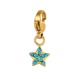 Détail d'un pendentif étoile dorée serti de zircons bleus avec fermoir mousqueton