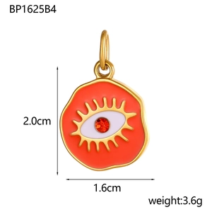 Dettaglio del ciondolo malocchio con zircone rosso che mostra 2.0cm altezza e 1.6cm larghezza