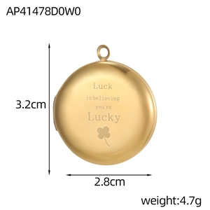 Detail van een ronde gouden titaniumstalen medaillon met klaver en geluksgravure