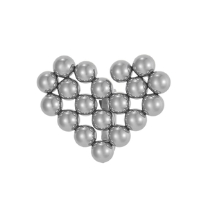 Detalle de un colgante de corazón único hecho de esferas de plata pulida geométricas