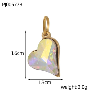 Détail du pendentif cœur en or avec cristal iridescent mesurant 1,6 cm sur 1,3 cm