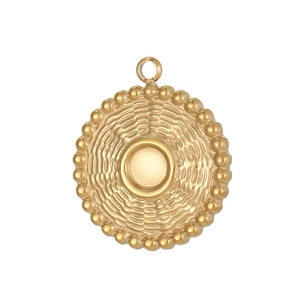 Makro-Detail von Vintage Gold-Edelstahlanhänger mit konzentrischer Textur und kleinen Perlen