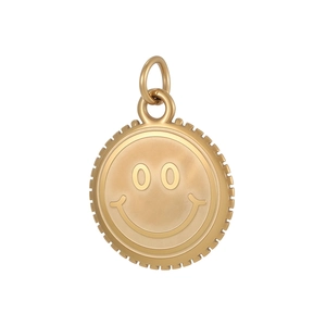 Makro-Detail eines goldenen Smiley-Anhängers mit markantem Rand im Zahnrad-Design