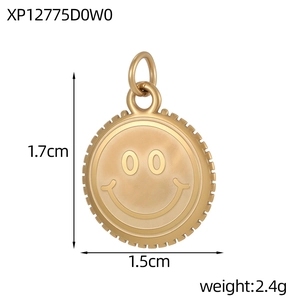 Detailansicht des goldenen Smiley-Anhängers mit Maßen von 1,7 cm Höhe und 1,5 cm Breite
