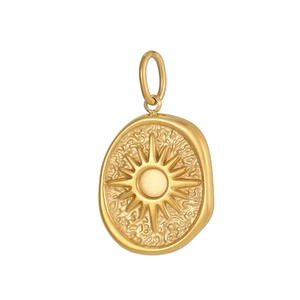 Detailaufnahme des Vintage Gold-Edelstahlanhängers mit eingraviertem Sonnenstrahlen-Muster