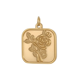 Makro-Detail des quadratischen Goldanhängers mit geprägter Rose auf matter Metalloberfläche