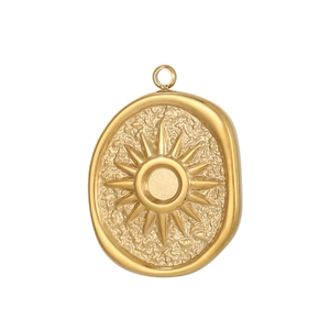 Detailansicht eines vintage goldenen ovalen Anhängers mit Sonnenstrahlen und Hammerschlag