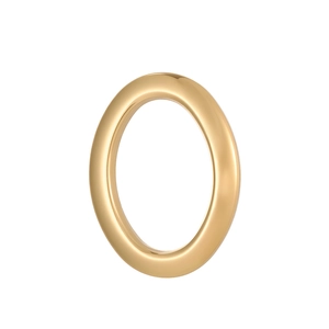 Detailansicht eines minimalistischen ovalen Gold-Edelstahlanhängers mit polierter Oberfläche