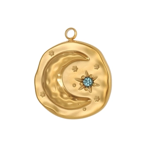 Vue détaillée du pendentif lune et étoile doré avec texture martelée et zircon bleu
