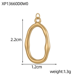 Detailansicht des matten goldenen Anhängers mit Maßen von 2,2 cm Höhe und 1,2 cm Breite