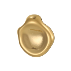 Detail eines organischen goldenen Ohrrings mit spiegelpolierter Flüssigmetall-Oberfläche
