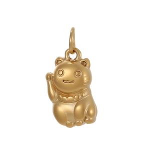 Detail eines matten goldenen Maneki-neko Glückskatzen-Anhängers mit feinen Details