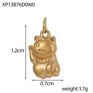 Makroaufnahme vom Glückskatzen-Anhänger mit Maßen von 1,2 cm Höhe und 0,7 cm Breite
