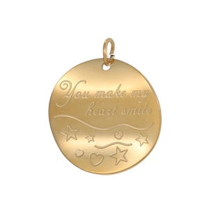 Detailansicht eines goldenen Edelstahl-Rundanhängers mit Herz-Lächeln-Gravur