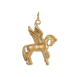 Detailansicht eines goldenen Pegasus-Anhängers mit feiner Flügelstruktur für DIY-Schmuck