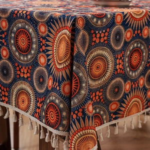 Tovaglia stile bohémien con motivi geometrici etnici blu e nappe bianche