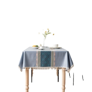 Nappe nordique bleue imperméable avec motifs géométriques et élégantes franges décoratives