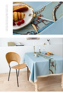 Detalle de mantel azul claro con motivos ecuestres británicos de caballos y cadenas
