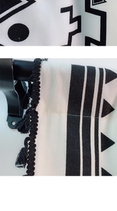 Detalle de cortina bohemia de algodón y lino con borlas negras y estampado