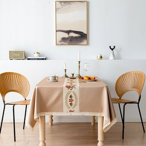 Mantel rectangular de lujo champán con bordado floral rojo y bordes de encaje fino