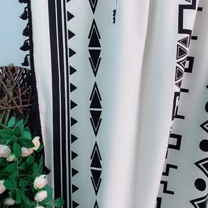Cortina bohemia de algodón y lino blanco roto con patrones geométricos y borlas
