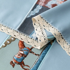 Mantel azul elegante con bordado de caballos y borde de encaje de estilo vintage