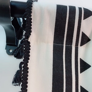 Cortina bohemia de lino y algodón con estampado geométrico y detalles de borlas negras