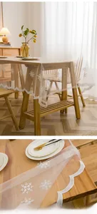 Broderie détaillée de motifs de flocons sur nappe en dentelle avec bords festonnés