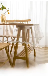 Chemin de table en dentelle blanche avec broderies de flocons et bords ondulés brodés