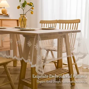 Nappe rectangulaire en dentelle blanche avec broderie florale et bords festonnés