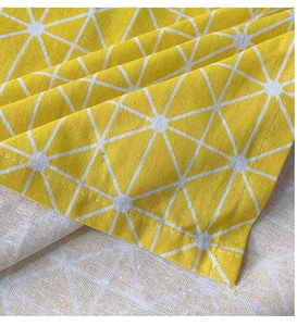 Detailansicht der gelben Stofftextur mit weißem geometrischem Sternmuster-Design