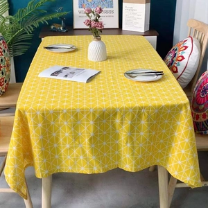 Gelbe rechteckige Tischdecke mit weißem geometrischem Muster für den Esstisch zu Hause