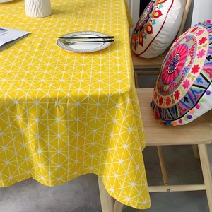 Moderne hellgelbe rechteckige Tischdecke mit weißem geometrischem Dreieckmuster
