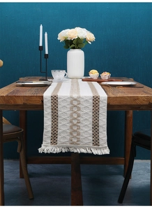 Nahaufnahme des gewebten Tischläufers im Boho-Stil mit geometrischen Mustern und Fransen