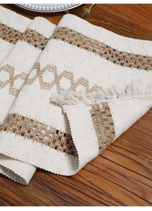 Detailaufnahme des gewebten Tischläufers im Boho-Stil mit Quasten und geometrischen Mustern