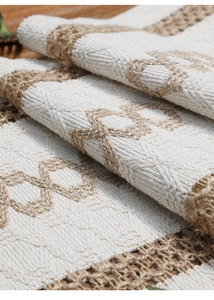 Makro-Detail eines Bohème-Tischläufers mit Baumwoll-Jute-Fasern und hohlem Webmuster