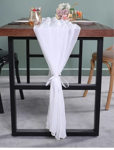 Gedetailleerd zicht op witte geplooide chiffon tafelloper met gedecoreerd effect