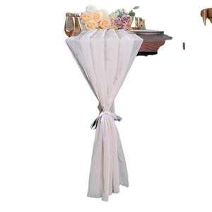 Elegante crème witte chiffon tafelloper met geplooide textuur en zijden strik accent