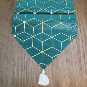 Chemin de table en velours vert avec cubes dorés géométriques et pompons blancs