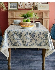 Nappe fleurie bleue en coton et lin avec bordures à franges de style vintage européen